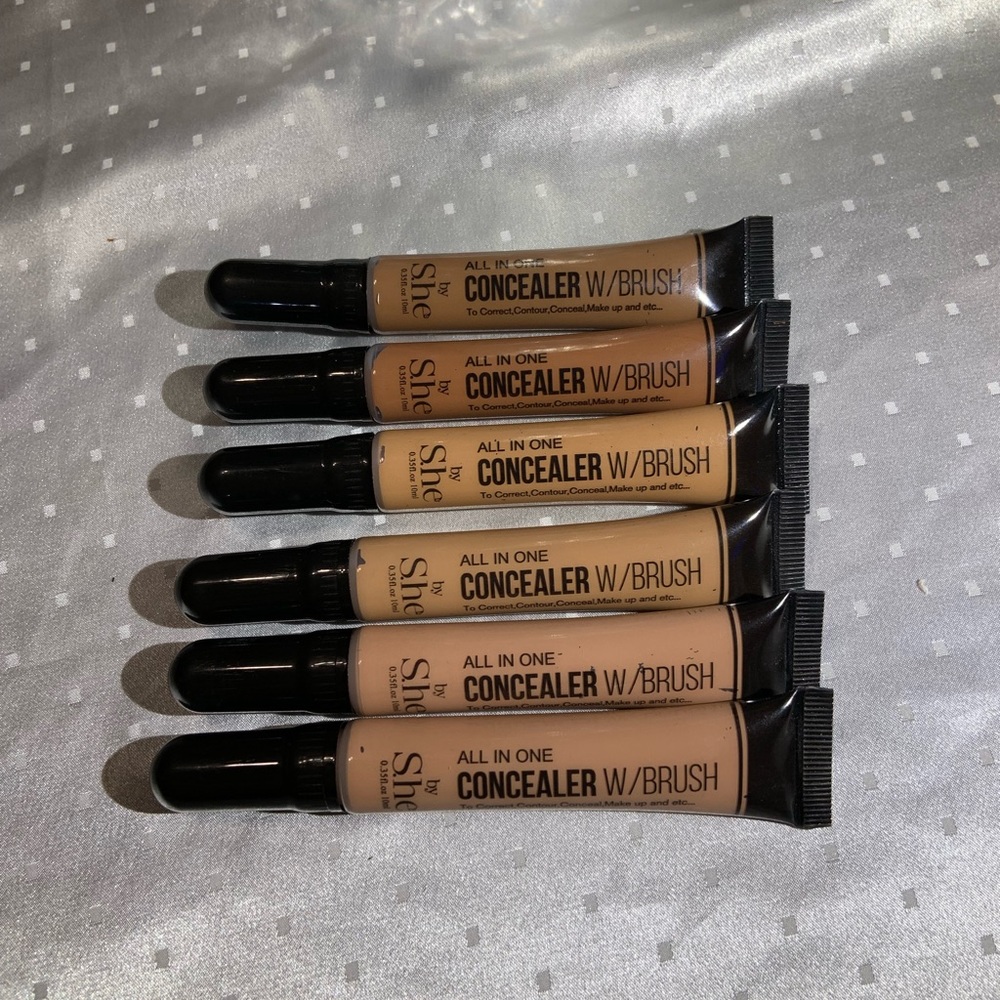 Concealer with brush to correct eyebrows